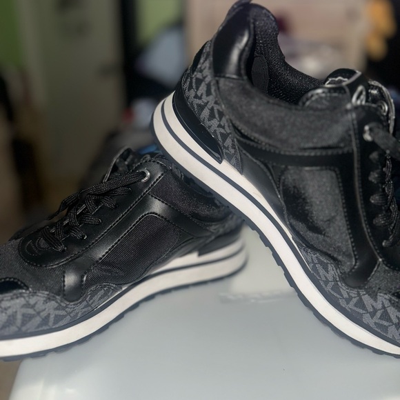 Women Micheal Kors Wilma Logo Trainer shoes - Picture 3 of 13